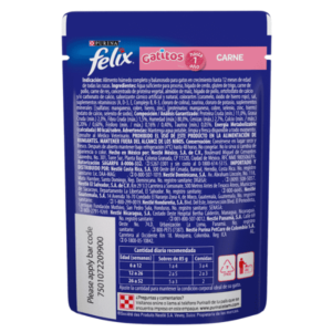 Felix gatitos sobre carne